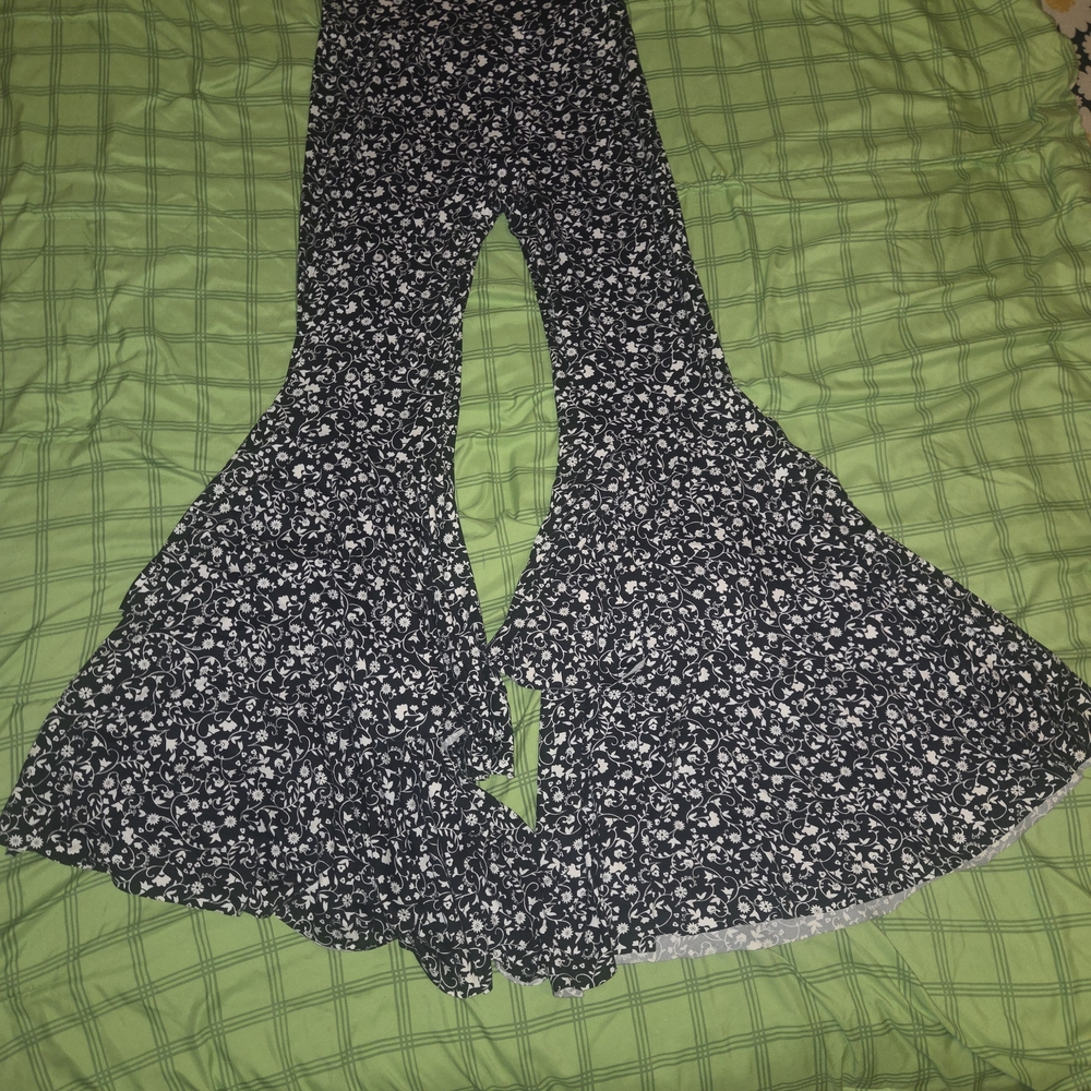 Kantha Bae Buttery Knit Ruffle Bells in Black and White Floral - Picture 2 of 4